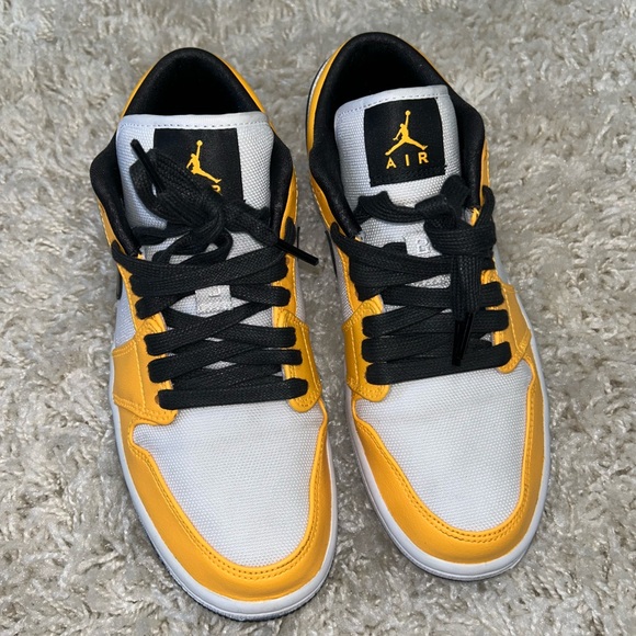 SIZE 8 NIKE AIR JORDAN 1 LOW “TAXI” SNEAKER YELLOW, BLACK & WHITE - Picture 3 of 11